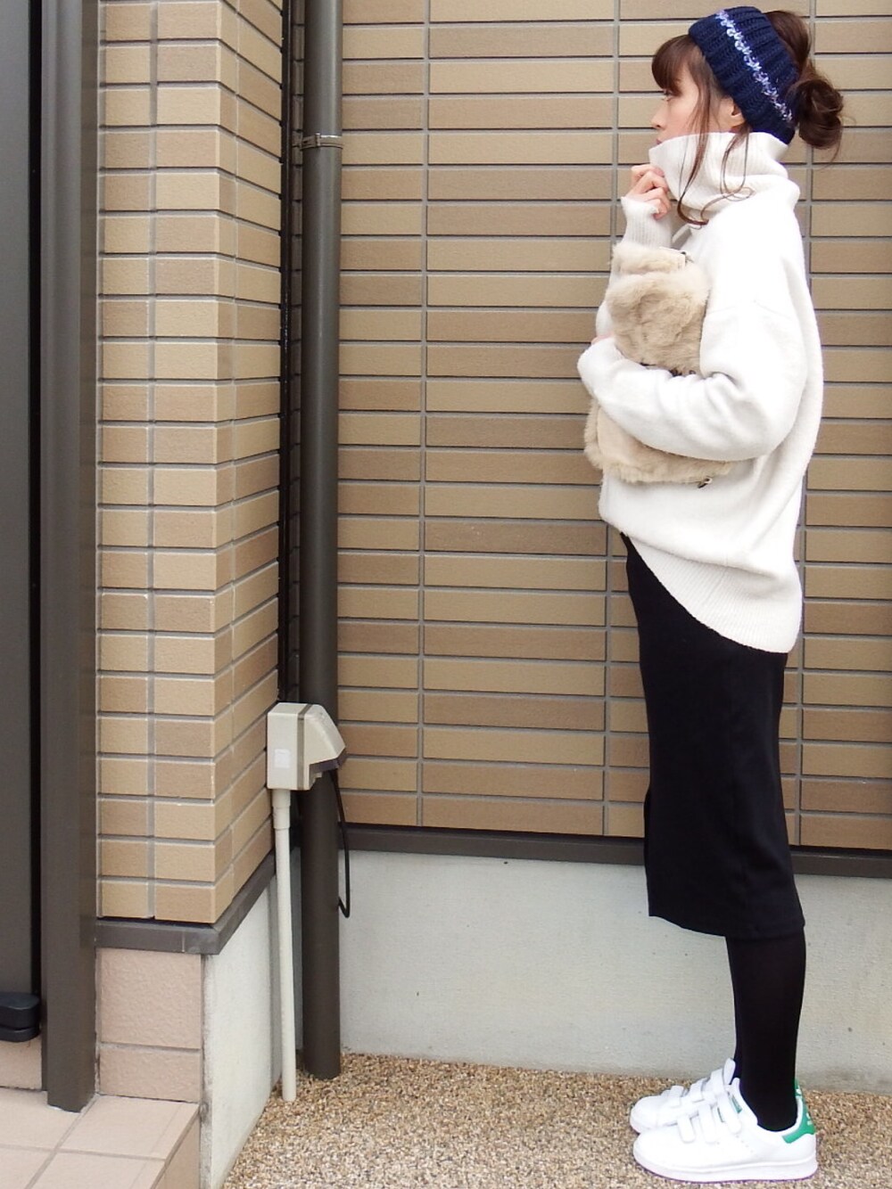 「アダルトおカワたん部、横向きちゃん。、ニット、スカート、スニーカー、スタンスミス、クラッチ、探偵ポーズ🕵」｜「アダルトおカワたん部のアイテム（ブラ&ショーツ、ブラウン系）」を使った、miho🅰ニコさん（レディース・165cm）の冬コーディネートの1枚目の写真