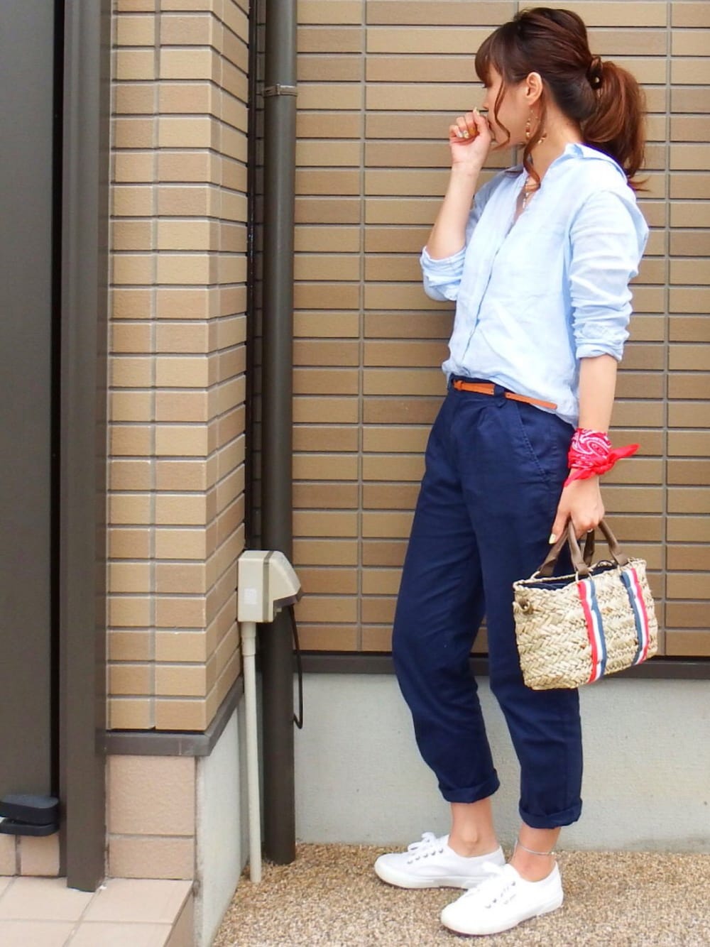 「アダルトおカワたん部、カジュアル、リネンシャツ、チノパン、スペルガ、かごバッグ」｜「UNIQLOのWOMEN プレミアムリネンシャツ（長袖）A（シャツ/ブラウス、ブルー系）」を使った、miho🅰ニコさん（レディース・165cm）の春コーディネートの1枚目の写真