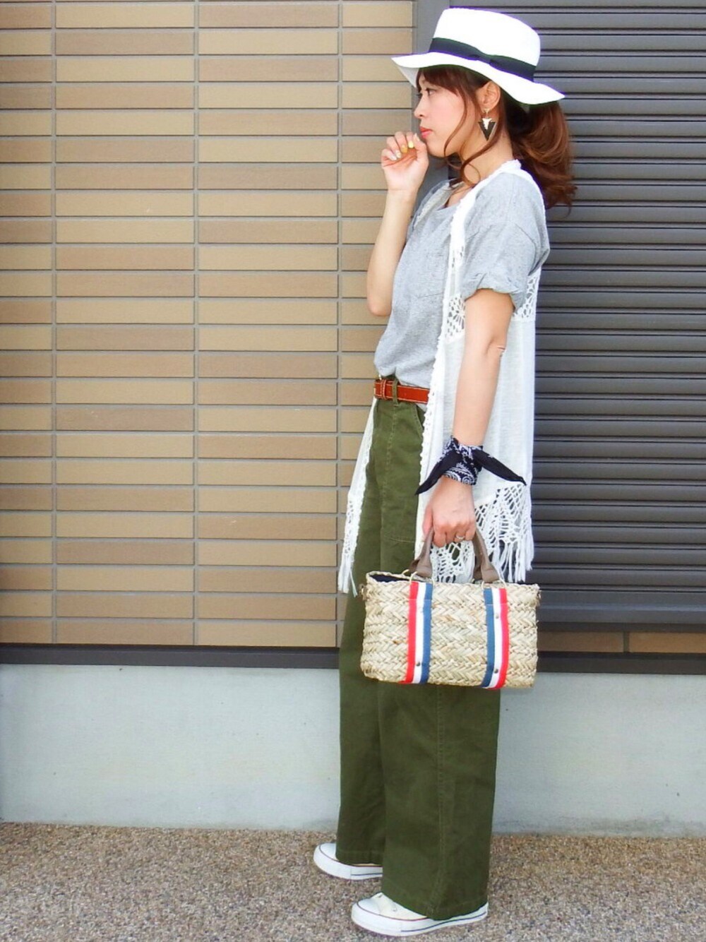 その他のTシャツ/カットソー、グリーン系のその他パンツ、ホワイト系のトップスを着用したレディースの春コーディネートの1枚目の写真