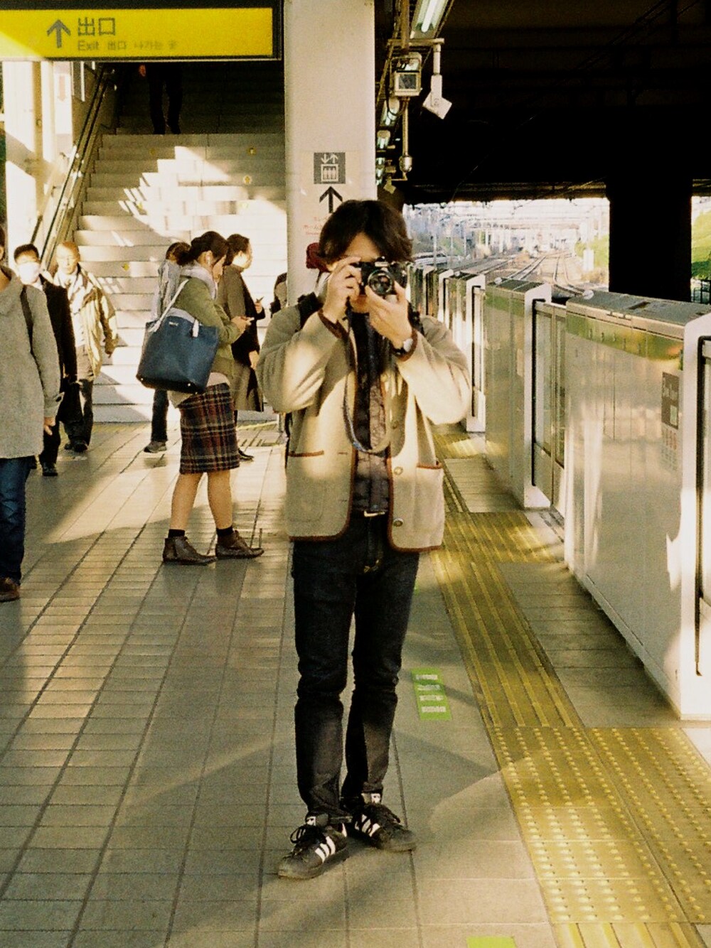「スニーカー、wasedasnap、fashion、photographer、冬コーデ、オトナカジュアル、古着」｜「AIGLEのアイテム（その他アウター、ベージュ系）」を使った、waseda snapさん（メンズ・165cm）の冬コーディネートの1枚目の写真