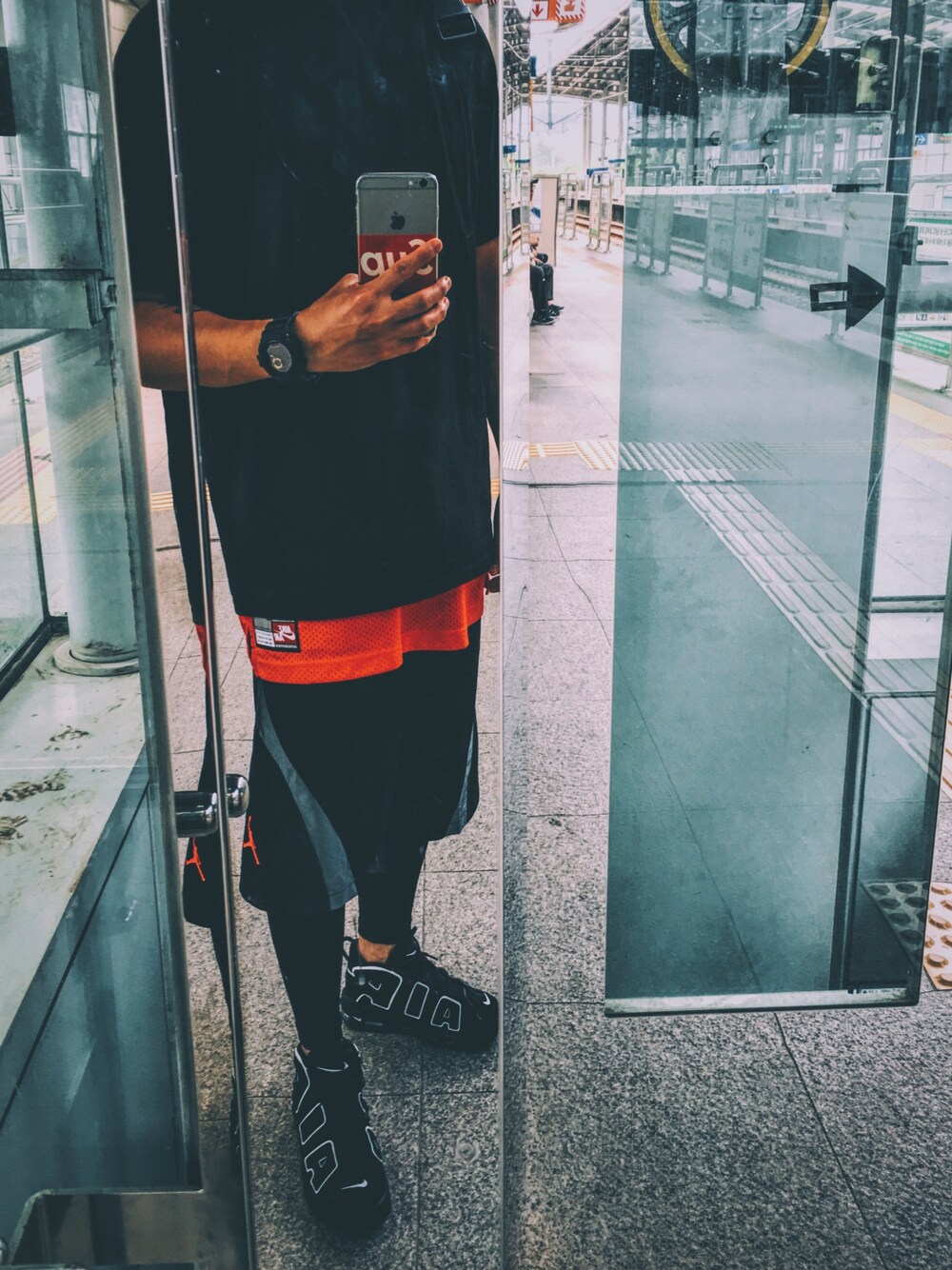 ブラック系のスニーカー、ブラック系のその他パンツ、レッド系のジャージを着用したメンズの夏コーディネートの1枚目の写真