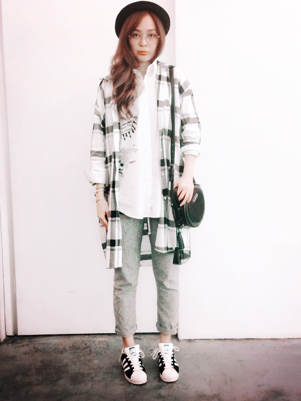 「korea style、#korea、Japan」｜「adidasのアイテム（スニーカー、ブラック系）」を使った、miniさん（メンズ）の冬コーディネートの1枚目の写真