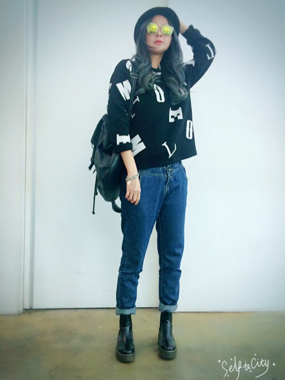 「Dr. Martensのアイテム（シューズ、ブラック系）」を使った、miniさん（レディース・163cm）の春コーディネートの1枚目の写真