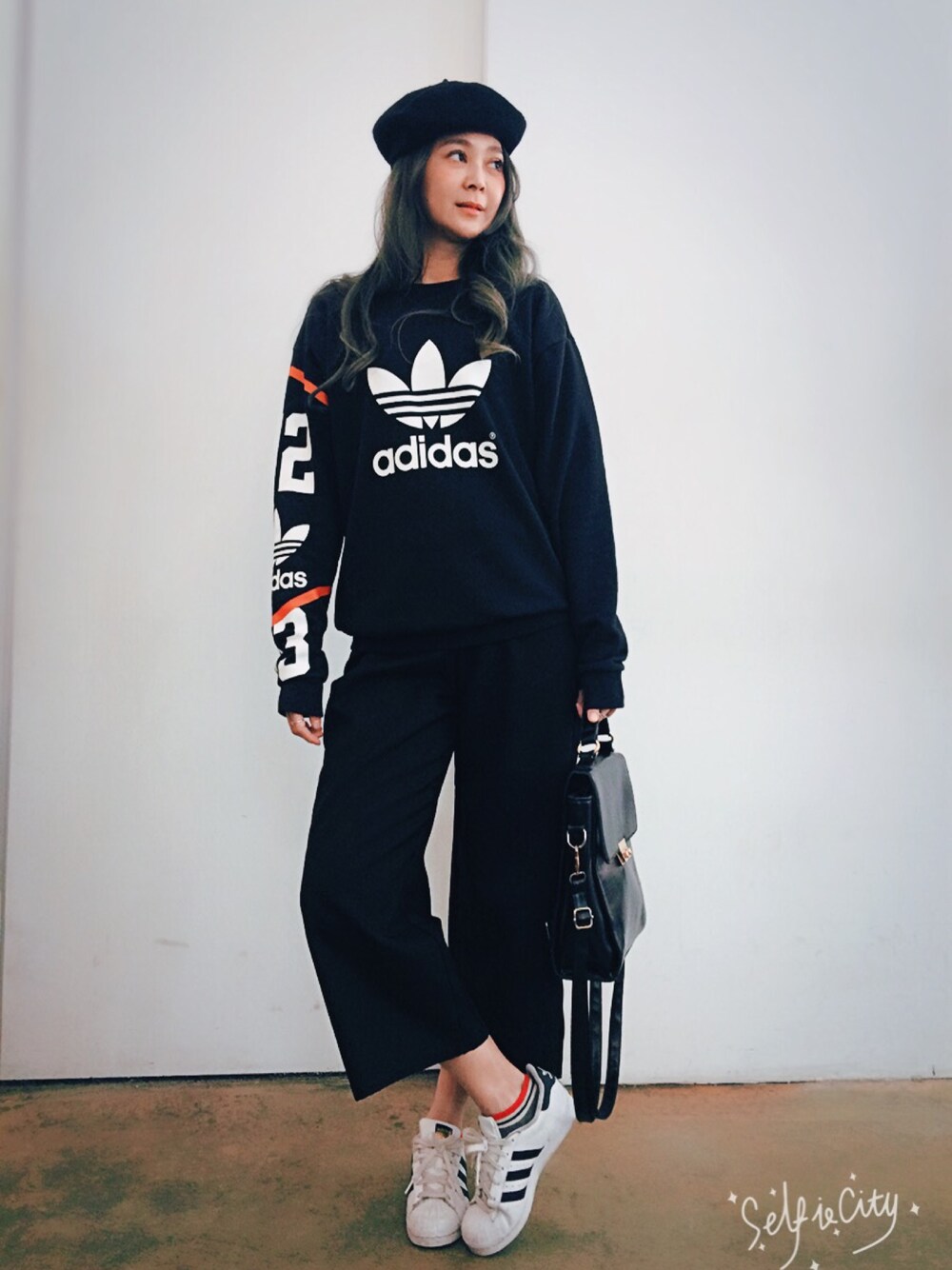 「adidasのアイテム（ジャージ、ブラック系）」を使った、miniさん（レディース・163cm）の春コーディネートの1枚目の写真