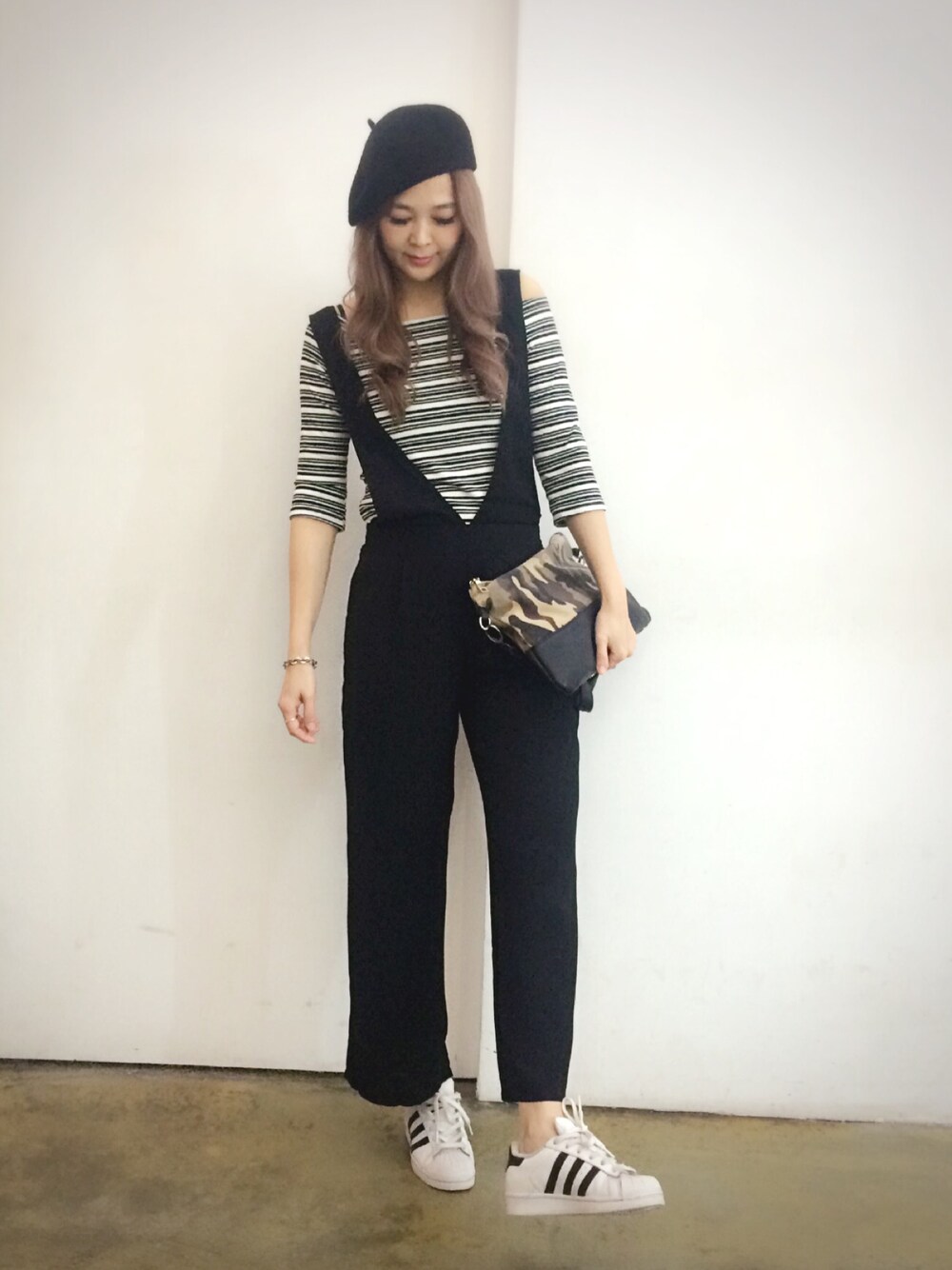 「adidasのアイテム（スニーカー、ホワイト系）」を使った、miniさん（レディース・164cm）の秋コーディネートの1枚目の写真