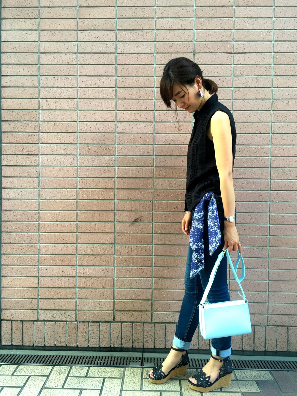 「オトナカジュアル、ootd、デニム、カジュアルコーデ」｜「Samantha Thavasaのアイテム（バンダナ/スカーフ、ブルー系）」を使った、riy@さん（レディース・167cm）の夏コーディネートの1枚目の写真
