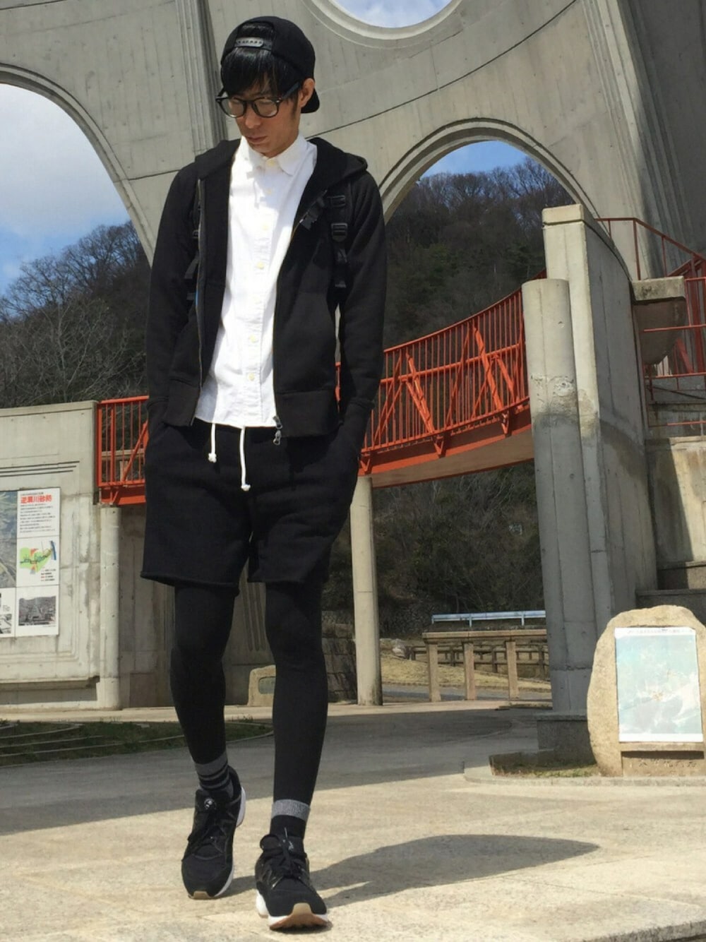 「春コーデ、シャツスタイル、レギンス、パーカー、短パン、スニーカー、モノトーン、ストリート、シンプル、シンポー」｜「JOURNAL STANDARDのNIKE / ナイキ: AIR HUARACHE LIGHT / エアハラチライト（スニーカー、ブラック系）」を使った、MKTさん（メンズ・174cm）の春コーディネートの1枚目の写真