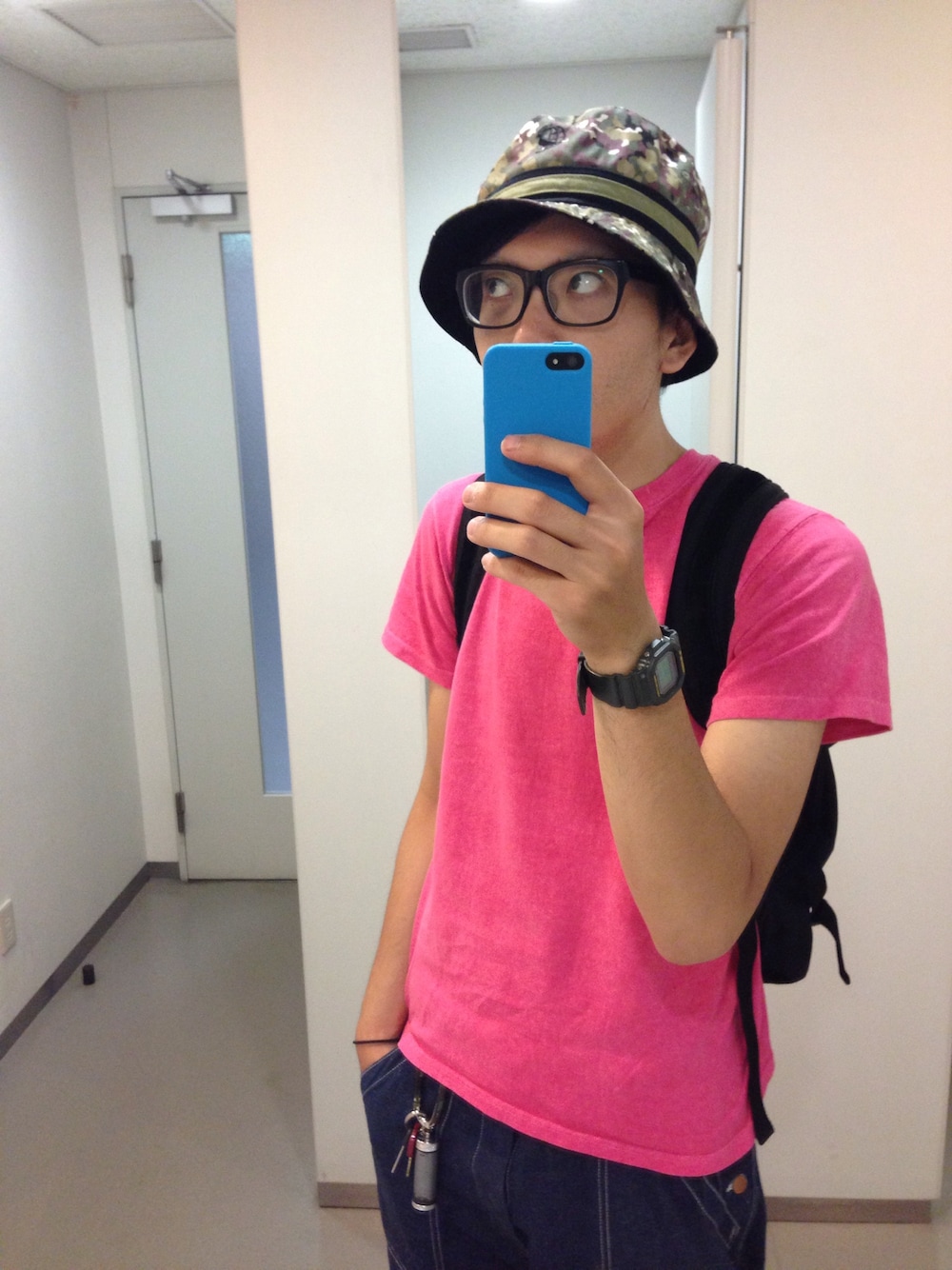 「バックパック、めがね、chaco、G-SHOCK、バケットハット、無地T、サンダルに靴下」｜「Good Onの【GoodOn】S/S CREW TEE（Tシャツ/カットソー、レッド系）」を使った、greenday86さん（メンズ・182cm）の夏コーディネートの1枚目の写真