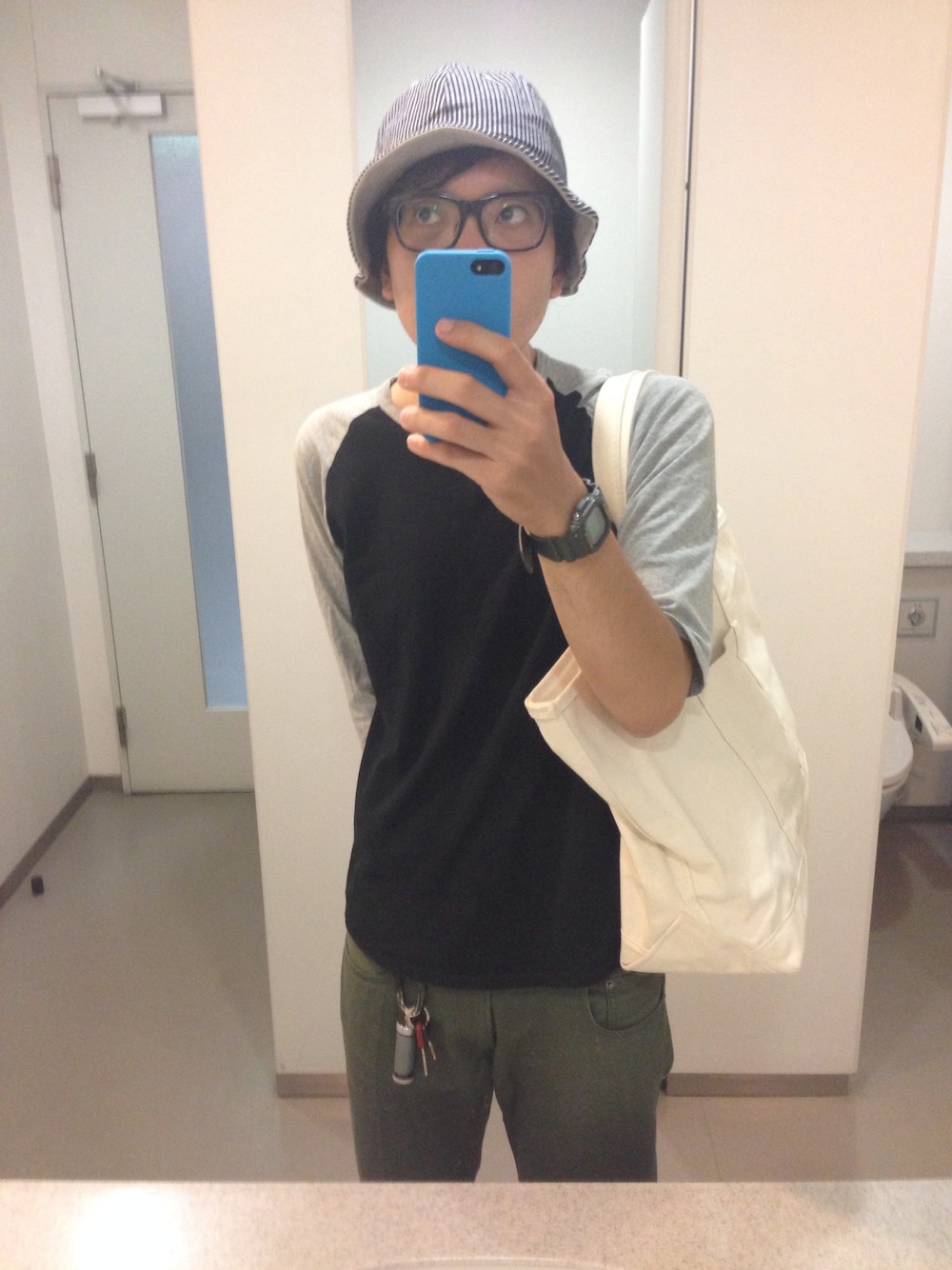 「ハット、ラグランTシャツ、トートバッグ、めがね、ゆるい」｜「HLNAのREV.TIMMY TULIP HAT（ハット、ブルー系）」を使った、greenday86さん（メンズ・182cm）の夏コーディネートの1枚目の写真