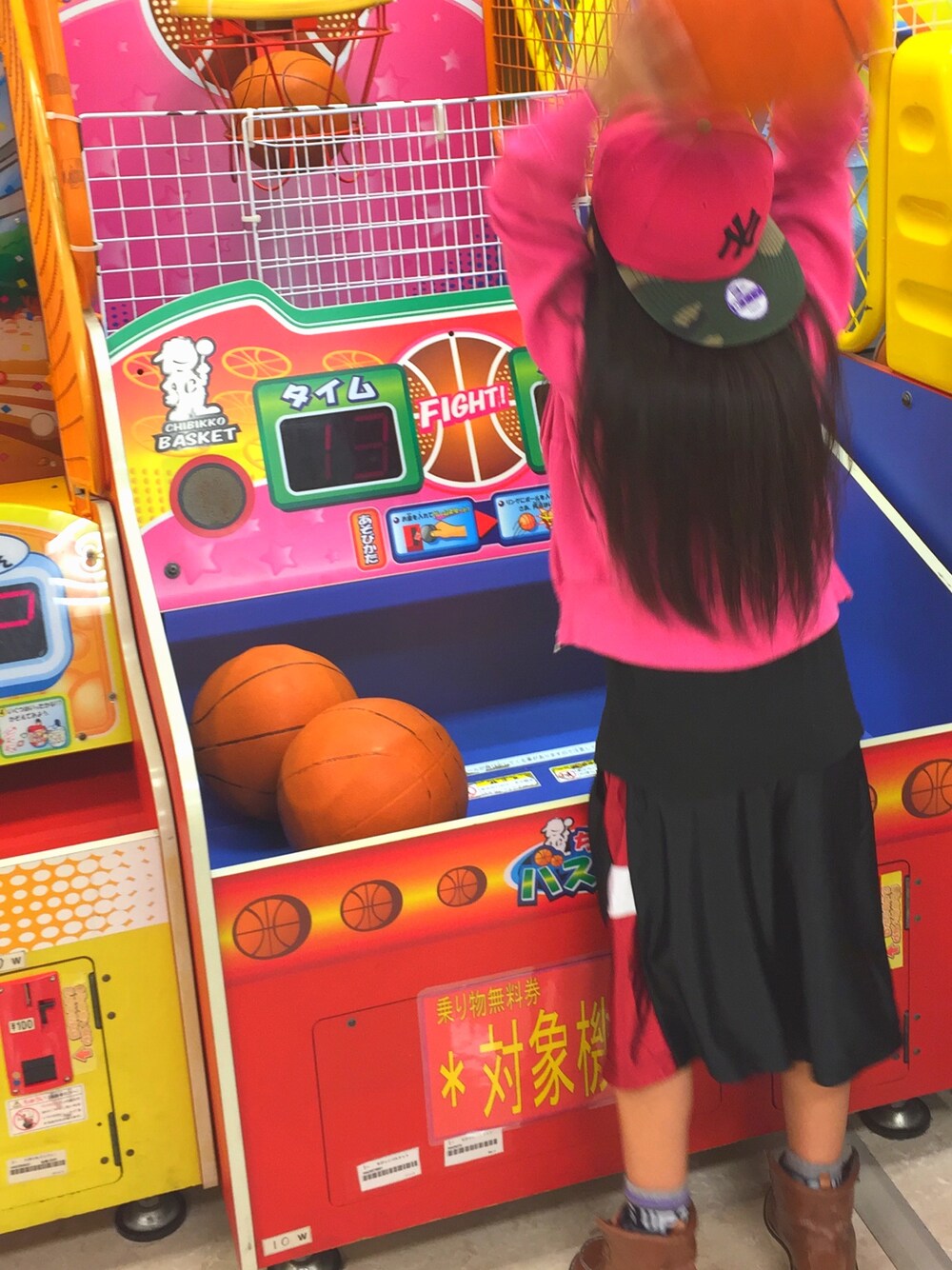 「ゲームセンター、キッズダンス、ヒップホップ、キャップ後ろかぶり」｜「NEW ERAのアイテム（キャップ、ピンク系）」を使った、MiAさん（キッズ・120cm）の冬コーディネートの1枚目の写真
