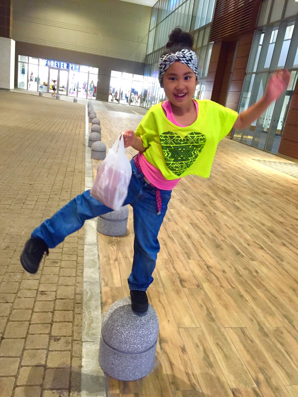「kidsfashion、HIPHOP、ボーイズライク、バギーデニム、重ね着、ヘアバンド、キッズダンス」｜「OLD NAVYのアイテム（デニムパンツ、ブルー系）」を使った、MiAさん（キッズ・123cm）の夏コーディネートの1枚目の写真