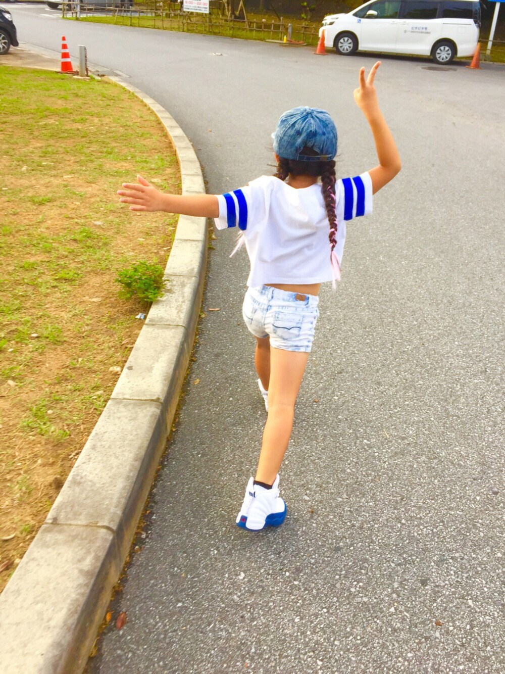 「キッズコーデ、キッズダンス、青と白、AIR JORDAN、aj12、ヘソだし、キャップ後ろかぶり、likeaboy、HIPHOP」｜「AIR JORDANのアイテム（スニーカー、ホワイト系）」を使った、MiAさん（キッズ・123cm）の夏コーディネートの1枚目の写真