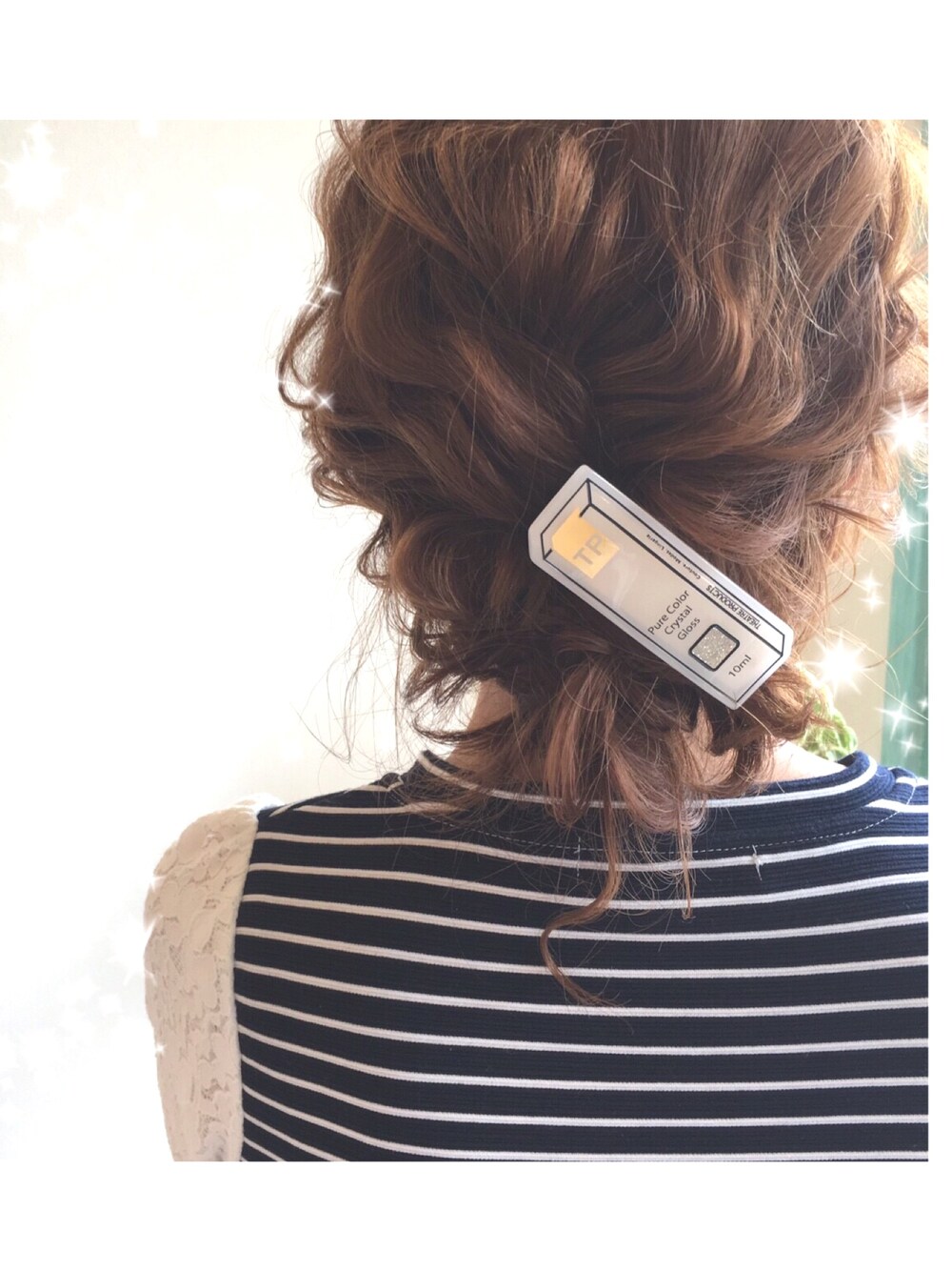 「ヘアアレンジ、ヘアアクセ、シアタープロダクツ(THEATRE PRODUCTS)、シンプルコーデ、夏、大人コーデ、カジュアル、ヘアースタイル」｜「THEATRE PRODUCTSのアクリルリップグロスケース ヘアクリップ（バレッタ/ヘアクリップ、ホワイト系）」を使った、Tommy22さん（レディース・168cm）の夏コーディネートの1枚目の写真