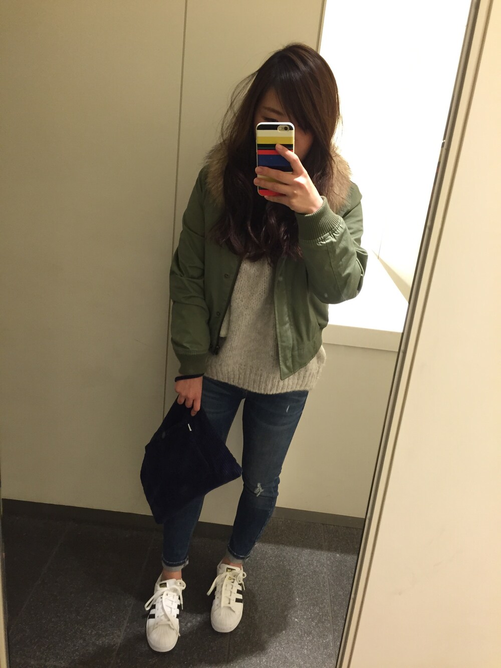 「スーパースター、adidas、タートルニット、デニム、ZARA、MA-1、MERCURYDUO(MERCURYDUO)、クラッチバッグ」｜「ZARAのアイテム（ニット/セーター、ベージュ系）」を使った、ma_chanさん（レディース・153cm）の秋コーディネートの1枚目の写真