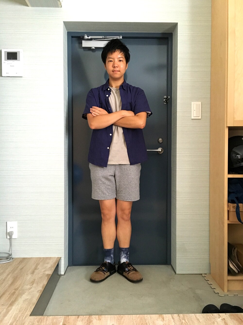 ブルー系のシャツ/ブラウス、ベージュ系のTシャツ/カットソー、グレー系のその他パンツを着用したメンズの夏コーディネートの1枚目の写真