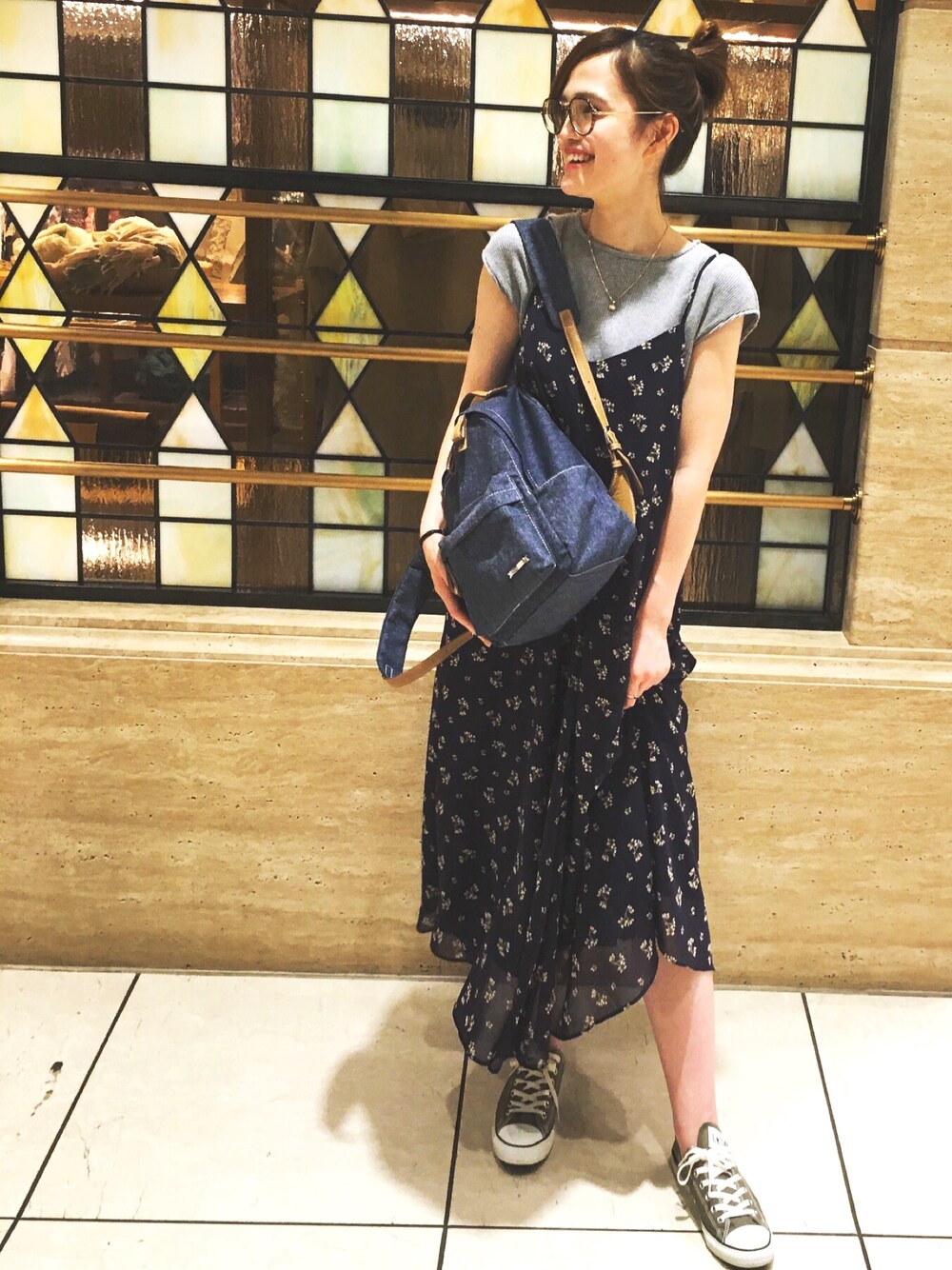 「サマンサタバサ、ロングワンピ、ダテメガネ、お団子ヘアー、スニーカー、コンバース、デニム、リュック」｜「Samantha Thavasaのデニムリュック（バックパック/リュック、ブルー系）」を使った、Yuriさん（レディース・160cm）の夏コーディネートの1枚目の写真