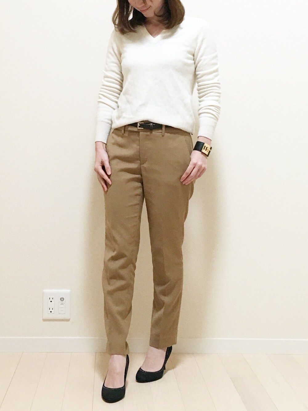 「クロップドパンツ、カシミヤ、ベルトブレスレット」｜「OUTLETのアイテム（パンプス、ブラック系）」を使った、big_forestさん（レディース・158cm）の冬コーディネートの1枚目の写真