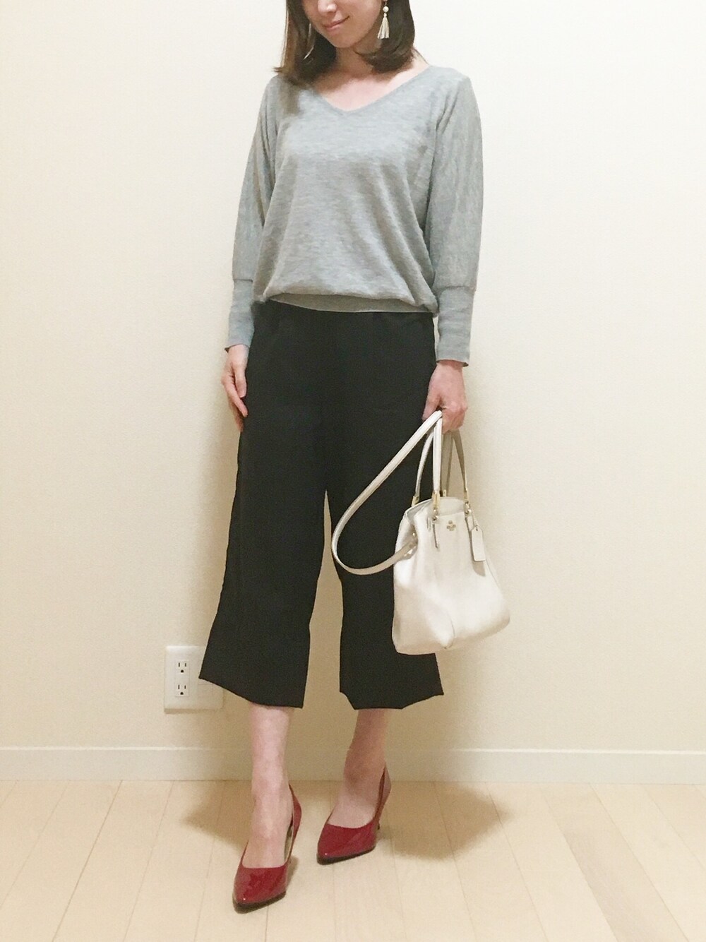 「ショルダーバッグ、ガウチョパンツ、赤パンプス」｜「COACHのマディソン サフィアーノ レザー ミネッタ（ショルダーバッグ、ホワイト系）」を使った、big_forestさん（レディース・158cm）の冬コーディネートの1枚目の写真
