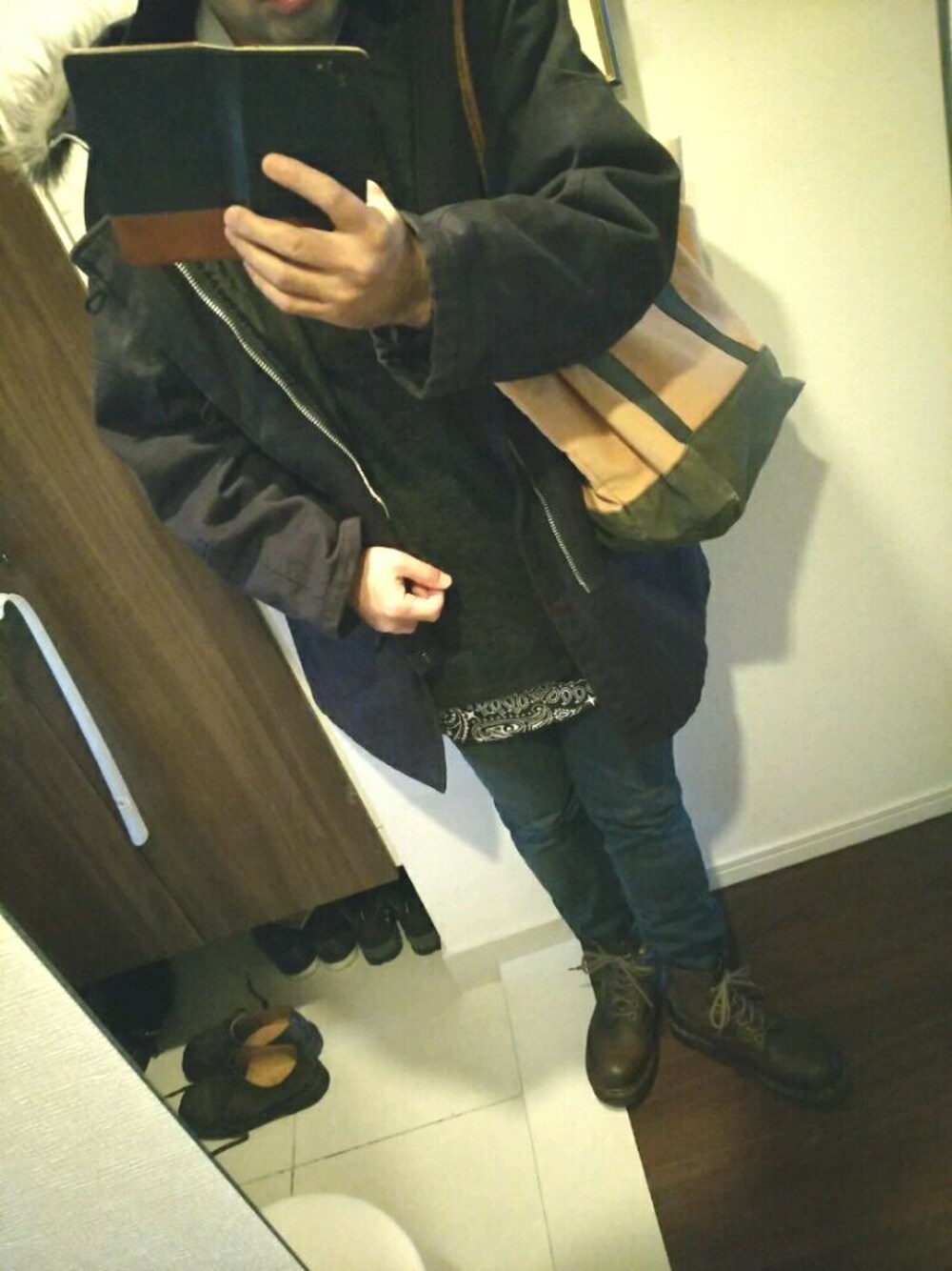 パープル系のその他アウター、ブラック系のニット/セーター、ホワイト系のTシャツ/カットソーを着用したメンズの秋コーディネートの1枚目の写真