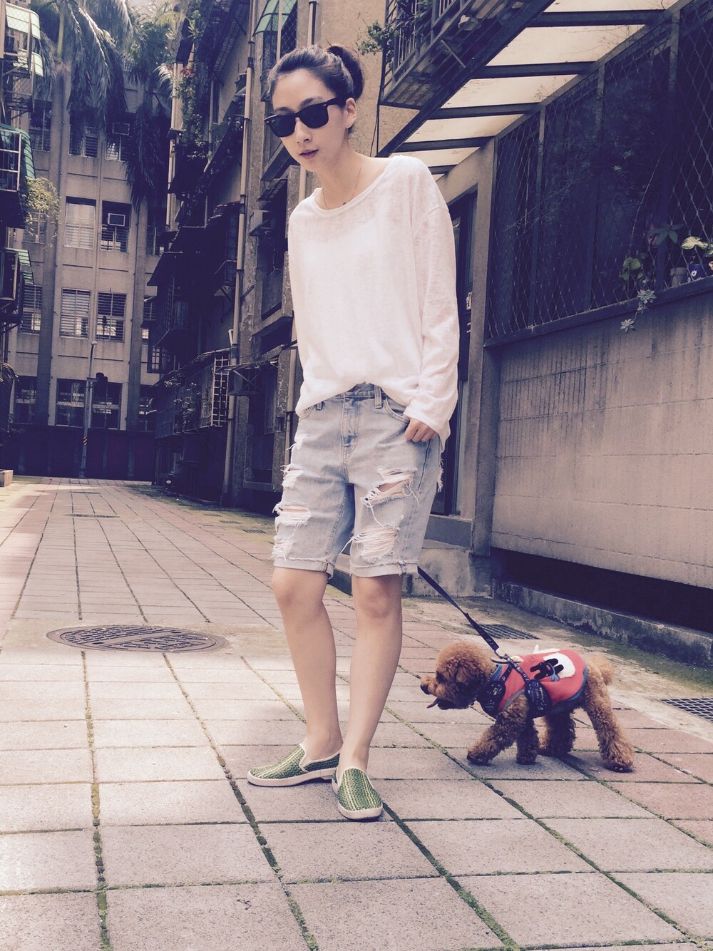 ホワイト系のTシャツ/カットソー、グリーン系のモカシン/デッキシューズ、ブラック系のサングラスを着用したレディースの春コーディネートの1枚目の写真