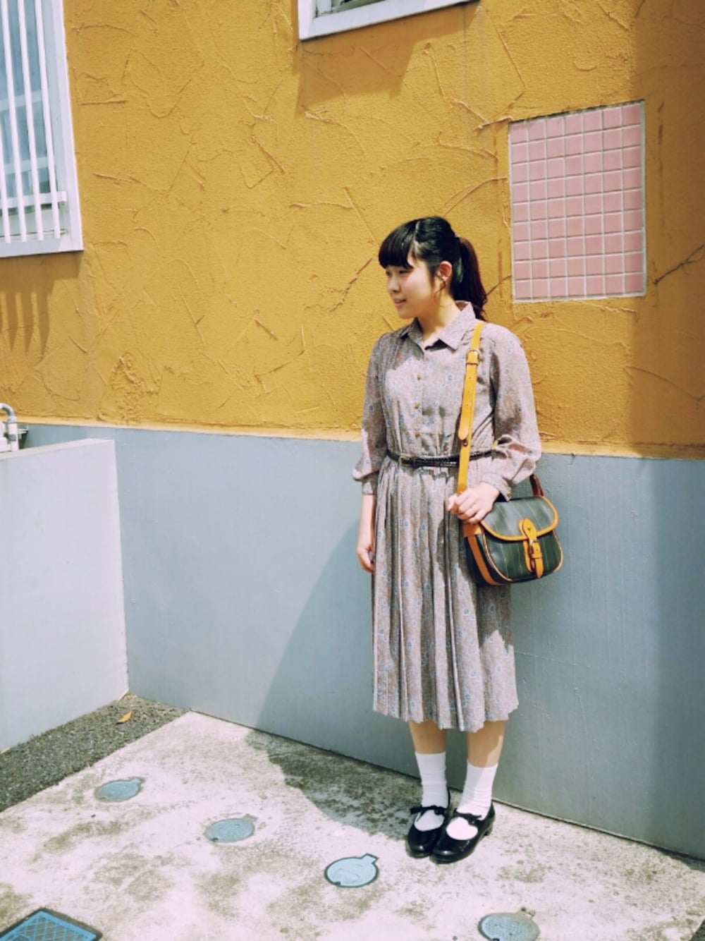 「used、古着、ワンピース、ショルダーバッグ、ポニーテール、CATWORTH、お出かけコーデ、おめかしコーデ」｜「CATWORTHのアイテム（パンプス、ブラック系）」を使った、ひらの まなみさん（レディース・160cm）の夏コーディネートの1枚目の写真