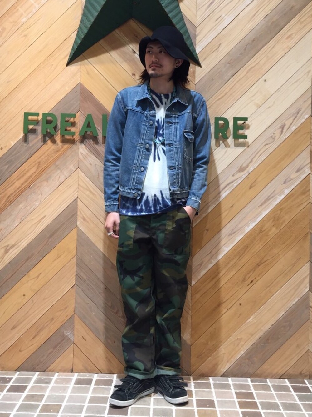 「タイダイ柄、Gジャン、アメカジ、カモ柄、フリークスストア」｜「REMI RELIEFのREMI RELIEF （レミレリーフ） デニム 1st JK (504)（デニムジャケット、ブルー系）」を使った、どき しょうたさん（メンズ・180cm）の春コーディネートの1枚目の写真