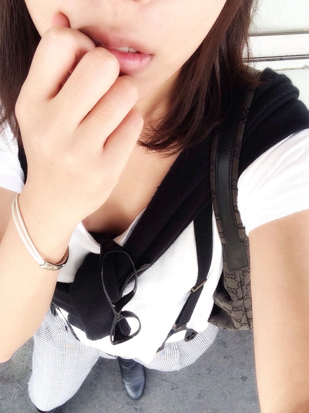 ホワイト系のTシャツ/カットソー、ブラック系のブーツを着用したレディースの秋コーディネートの1枚目の写真