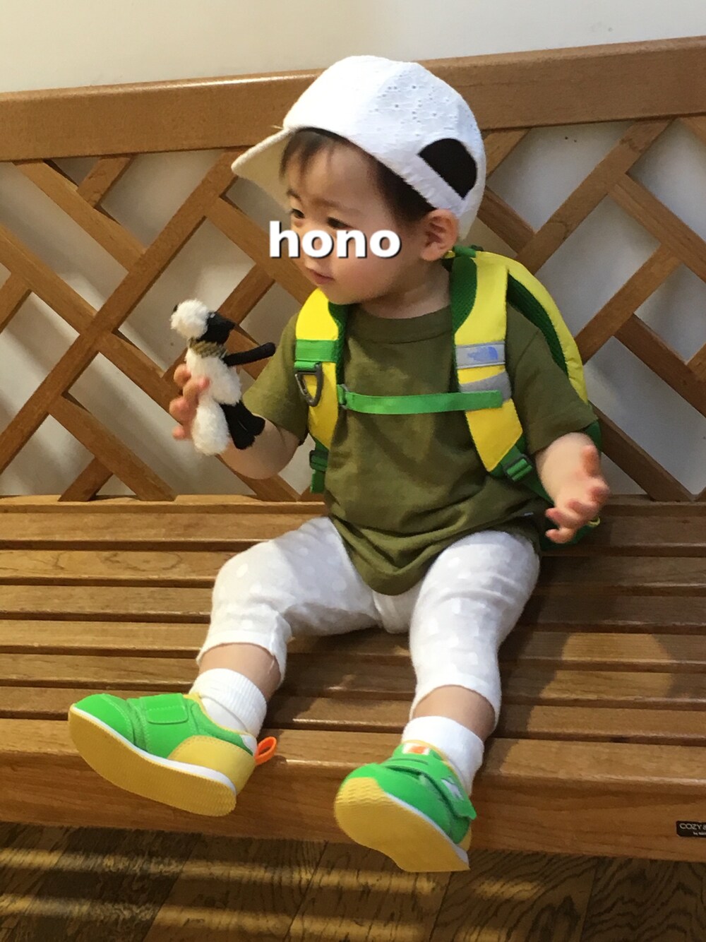「夏、キャップ、女の子、1歳、パパと娘、おでかけ、ボーイッシュ」｜「URBAN RESEARCH DOORS KIDSのアイテム（Tシャツ/カットソー、グリーン系）」を使った、honoさん（キッズ・80cm）の夏コーディネートの1枚目の写真