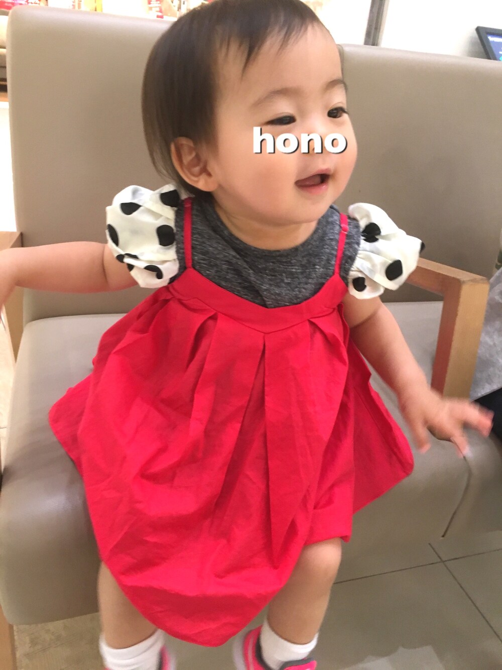 「キッズコーデ、夏コーデ、プティマイン、女の子、赤、ワンピース、1歳」｜「COMECHATTO&CLOSETのドットねじれパフスリーブ（Tシャツ/カットソー、グレー系）」を使った、honoさん（キッズ・80cm）の夏コーディネートの1枚目の写真