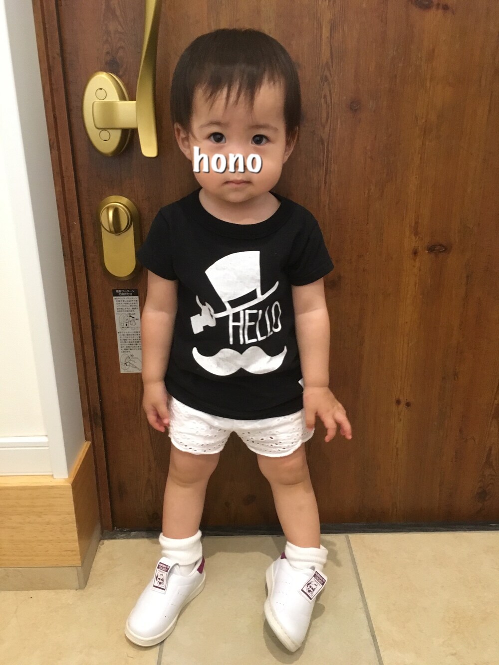 「ザラベビー、夏コーデ、黒Tシャツ、おんなのこ、ショーパン、スタンスミス、オムツ、1歳」｜「GROOVY COLORSのHELLO BABY Tシャツ（Tシャツ/カットソー、ブラック系）」を使った、honoさん（キッズ・80cm）の夏コーディネートの1枚目の写真