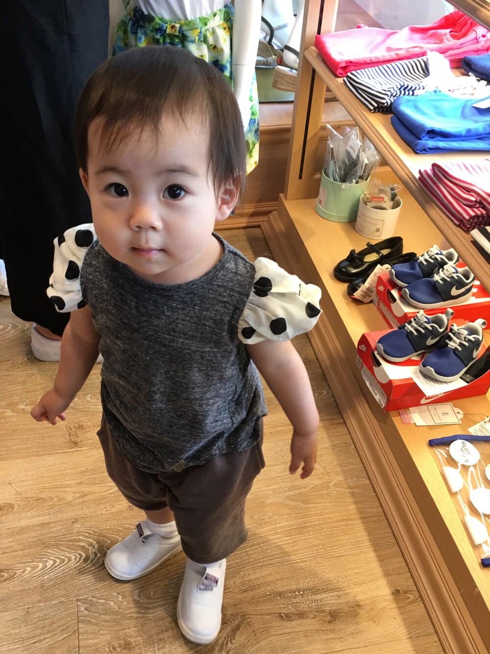 「1歳半、女の子、キッズファッション、カムチャットアンドクロゼット(COMECHATTO&CLOSET)、スタンスミス、quoti use fith」｜「COMECHATTO&CLOSETのドットねじれパフスリーブ（Tシャツ/カットソー、グレー系）」を使った、honoさん（キッズ・80cm）の夏コーディネートの1枚目の写真