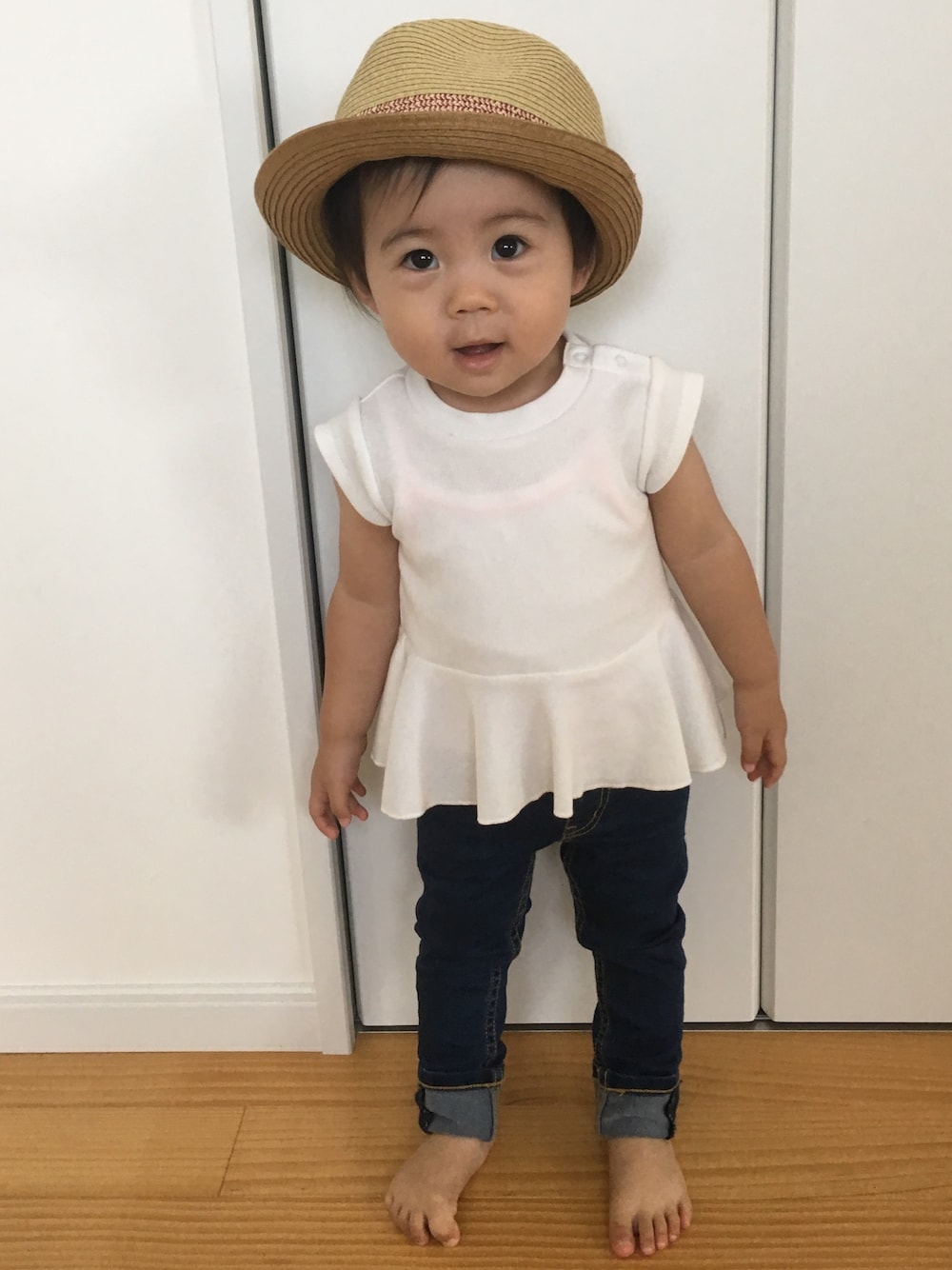 「おんなのこ、シンプル、デニム、白、1歳半、ハット」｜「petit mainのキャミソール付きTシャツ（Tシャツ/カットソー、ピンク系）」を使った、honoさん（キッズ・80cm）の夏コーディネートの1枚目の写真