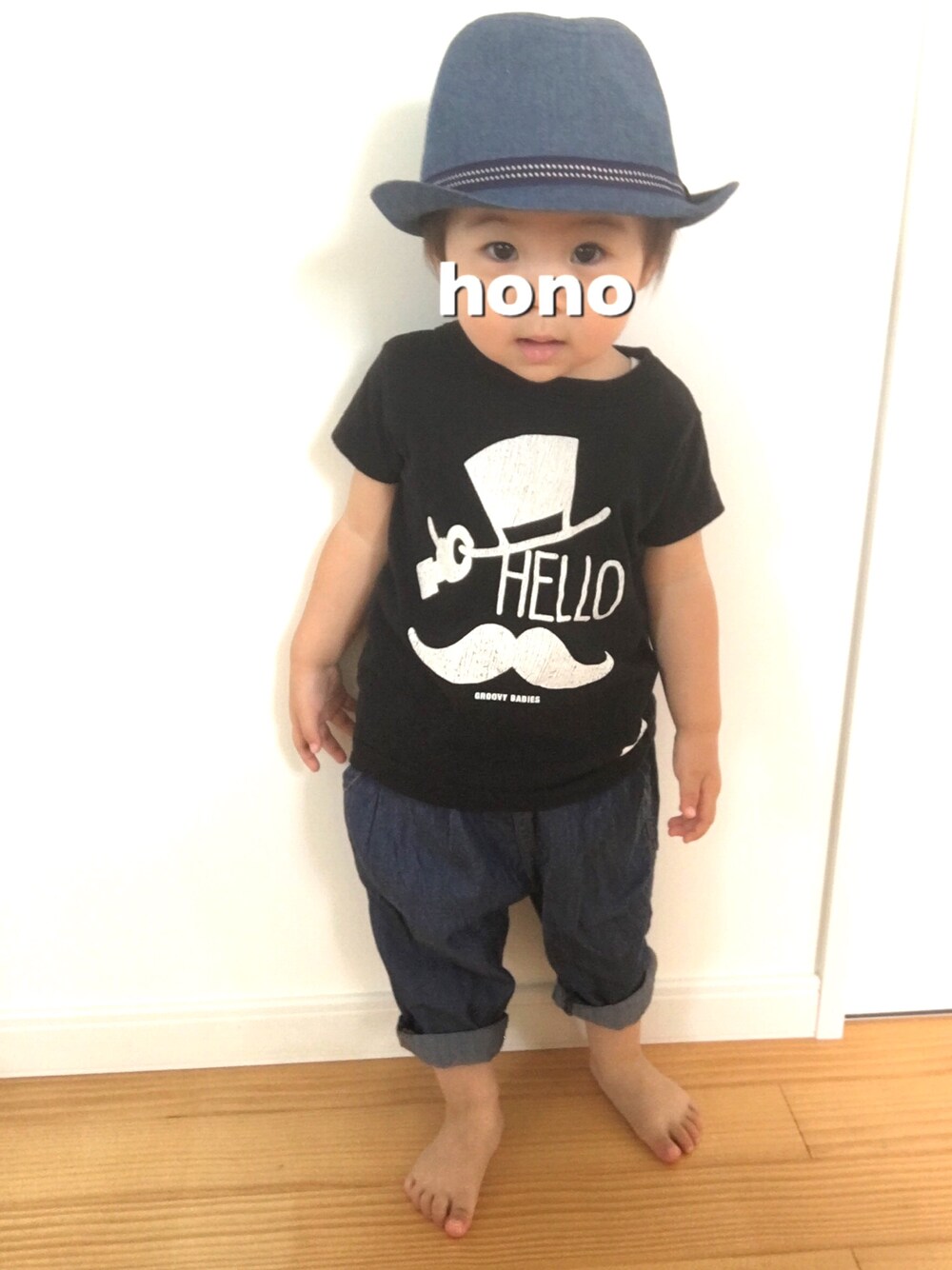 「おんなのこ、ハット、デニム」｜「GROOVY COLORSのHELLO BABY Tシャツ（Tシャツ/カットソー、ブラック系）」を使った、honoさん（キッズ・80cm）の秋コーディネートの1枚目の写真