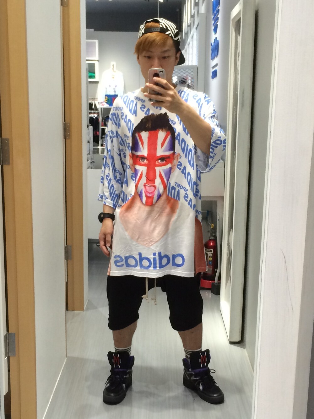 「スニーカー、adidas、Danke schon、G-SHOCK、adidas Originals by JEREMY SCOTT、adidas originals、ADIDAS×JEREMY SCOTT」｜「adidas Originals by JEREMY SCOTTの【JEREMY SCOTT】オリジナルス TシャツJS UK TEE（Tシャツ/カットソー、ホワイト系）」を使った、まめちちさん（メンズ・170cm）の夏コーディネートの1枚目の写真