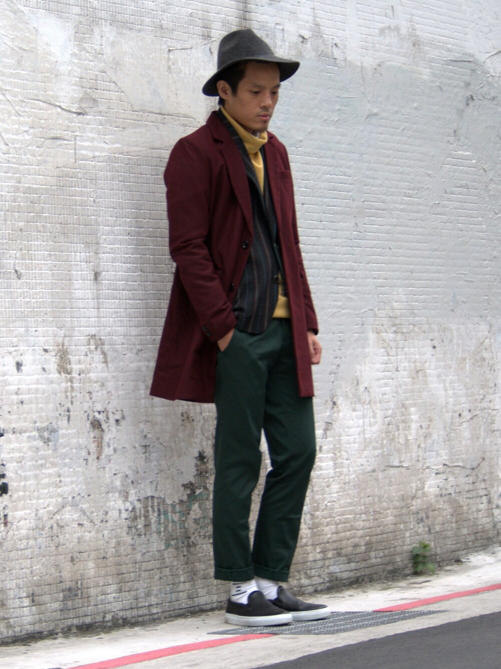 「Turtle Neck高領細針織罩衫（その他トップス、イエロー系）」を使った、plain-me_xmさん（メンズ・178cm）の冬コーディネートの1枚目の写真