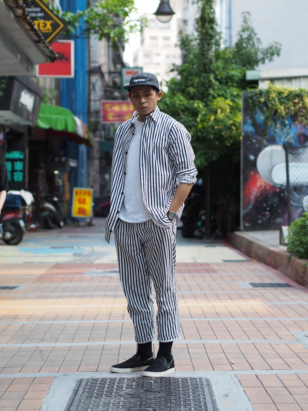 「plain-meの鬆身條紋寬筒長褲（パンツ、その他）」を使った、plain-me_xmさん（メンズ・177cm）の春コーディネートの1枚目の写真