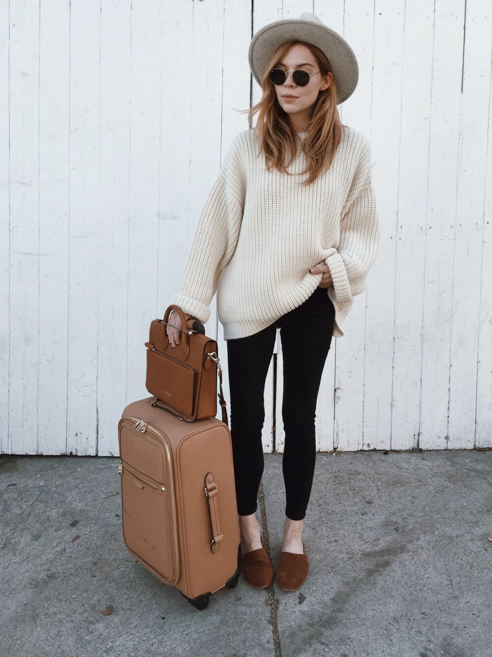 「R29SweaterWeather、ootd、outfit、denim」｜「Zadyのアイテム（ニット/セーター、ホワイト系）」を使った、PrettyLittleFawnさん（レディース・165cm）の秋コーディネートの1枚目の写真
