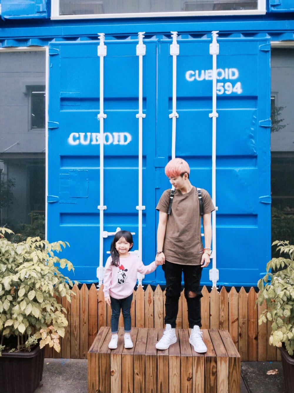 「cuboid」｜「B-SIDEのアイテム（Tシャツ/カットソー、グリーン系）」を使った、夏語さん（レディース・160cm）の秋コーディネートの1枚目の写真