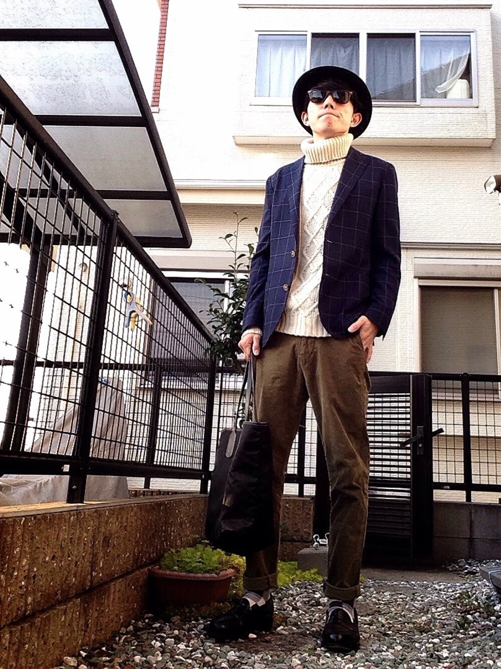 「ジャケット、ウィンドウペン、タートルネックニット、ホワイトニット、ローファー、黒ハット、ネイビー×ホワイト、ネイビージャケット、カーキのカーゴパンツ、白タートルネック」｜「JUNMENのアイテム（テーラードジャケット、ブルー系）」を使った、ichiさん（メンズ・169cm）の秋コーディネートの1枚目の写真