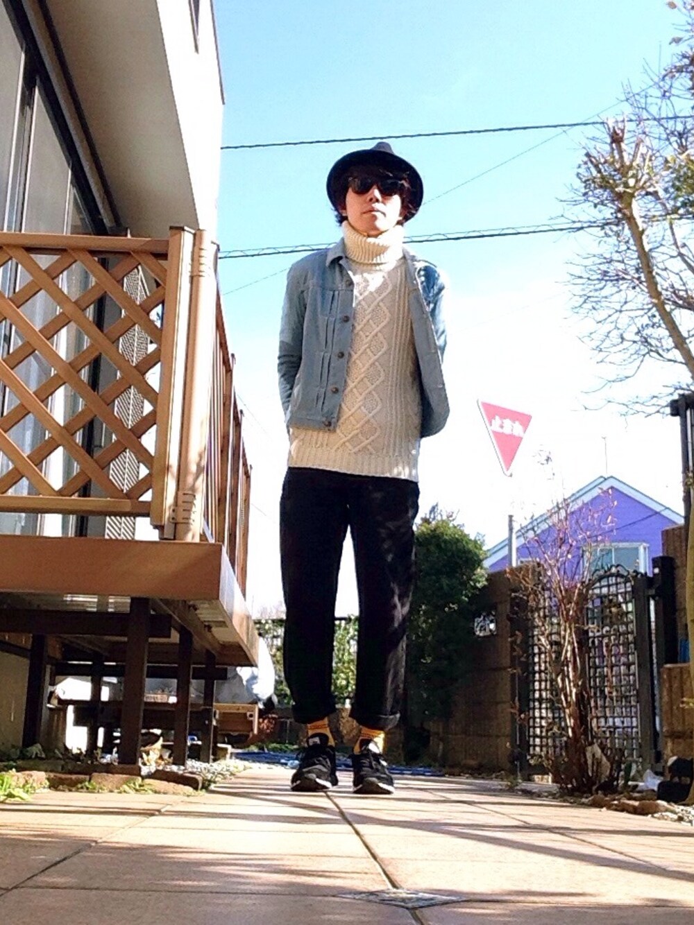 ブルー系のジャケット/アウター、ブラック系のその他パンツ、イエロー系のシャツ/ブラウスを着用したメンズの春コーディネートの1枚目の写真