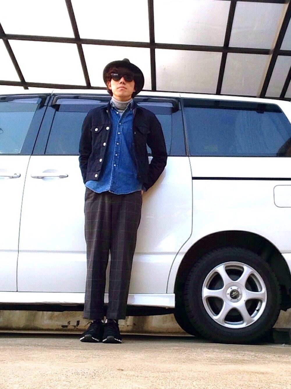 ブルー系のデニムジャケット、ブルー系のシャツ/ブラウス、グレー系のTシャツ/カットソーを着用したメンズの春コーディネートの1枚目の写真