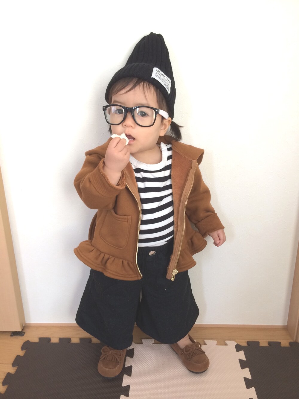 「1歳、ニット帽、ボーダー、ガウチョパンツ、ぺプラム、パーカー、めがね」｜「無印良品のアイテム（Tシャツ/カットソー、ホワイト系）」を使った、あんぷさん（キッズ・70cm）の秋コーディネートの1枚目の写真