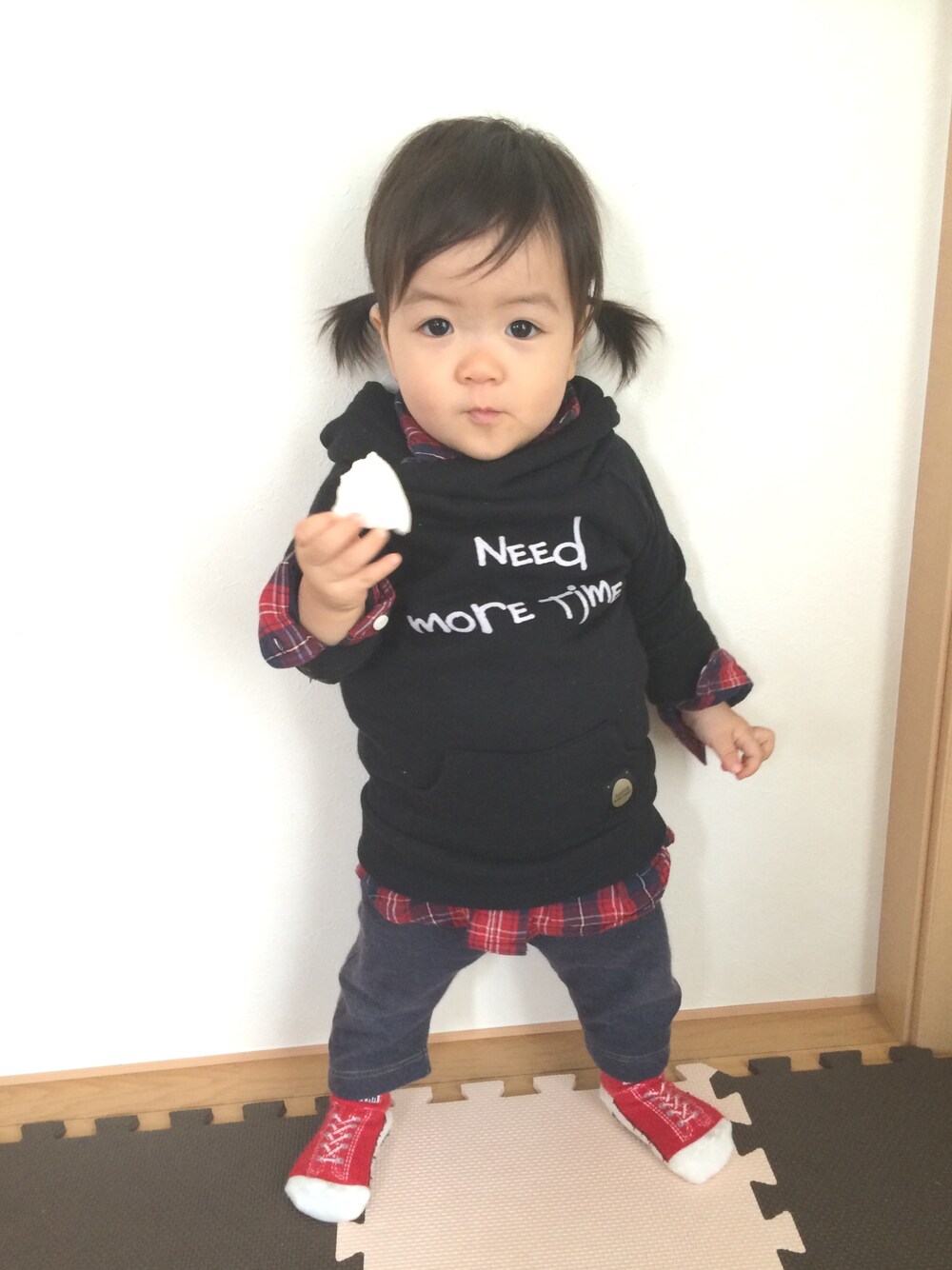 「1歳、シャツワンピ、チェックシャツ、パーカー、パーカーワンピ、カジュアルコーデ」｜「Birthdayのアイテム（パーカー、ブラック系）」を使った、あんぷさん（キッズ・70cm）の冬コーディネートの1枚目の写真