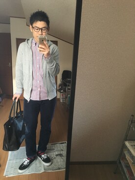 「UNIQLO（ユニクロ）のMEN ライトウエイトフルジップパーカ（長袖）（パーカー、グレー系）」を使った、TAKUYA#4さん（メンズ・167cm）の冬コーディネート