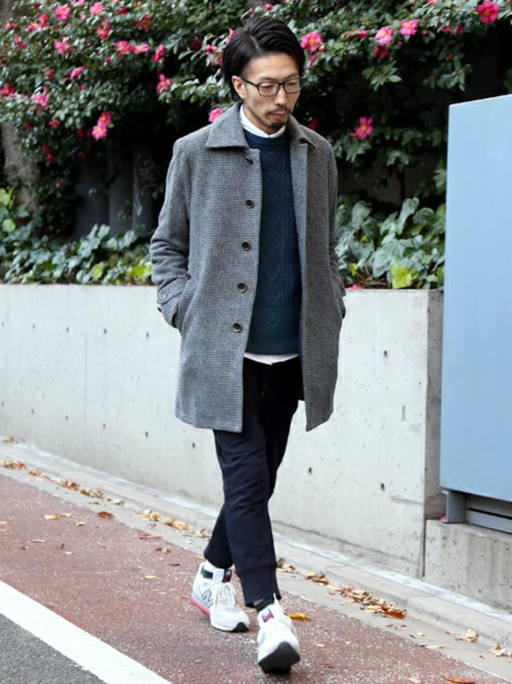 その他のステンカラーコート、ブルー系のニット/セーター、ホワイト系のシャツ/ブラウスを着用したメンズの秋コーディネートの1枚目の写真