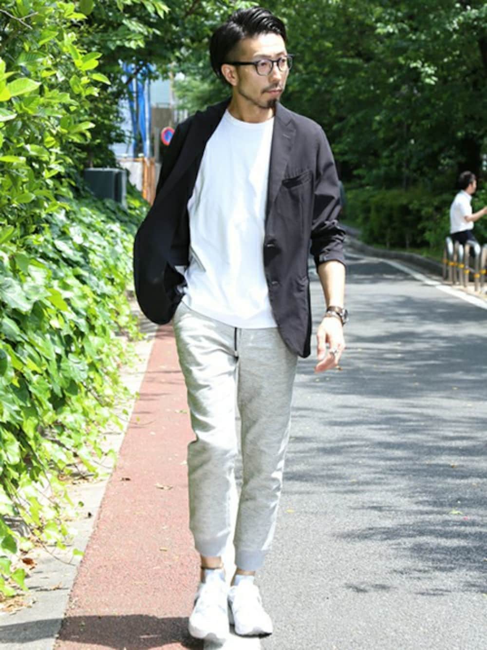 ブルー系のテーラードジャケット、グレー系のその他パンツを着用したメンズの春コーディネートの1枚目の写真