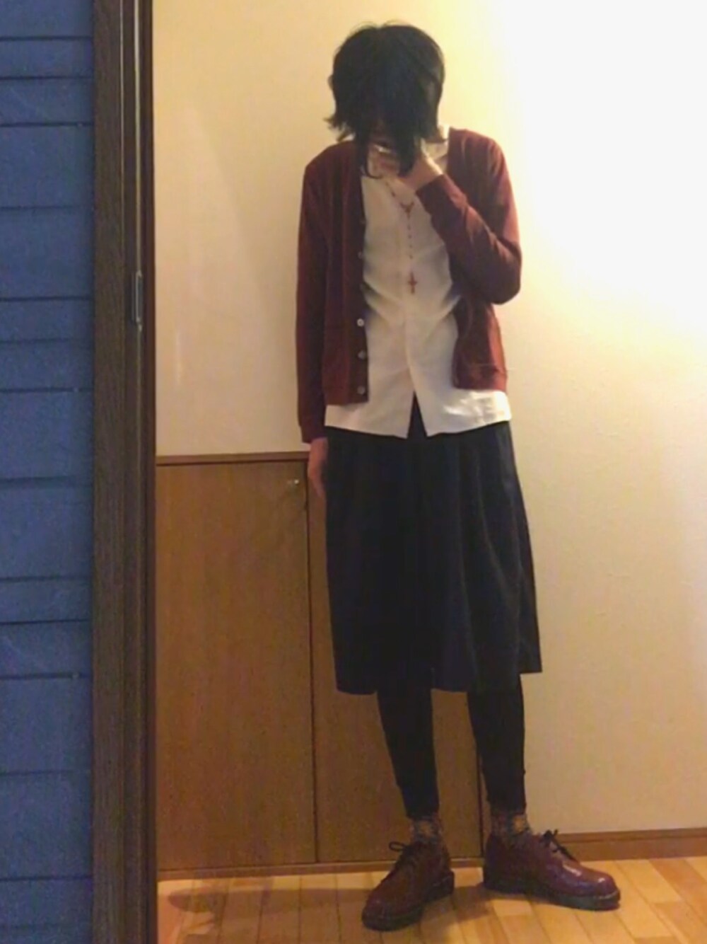 「春、Dr.Martens、タイツ、柄靴下、Vivienne Westwood、アーマーリング、キュロット、カーティガン、赤いネックレス、ロックンロール」｜「Dr. MartensのDr.Martens (ドクターマーチン)/1461 3EYE GIBSON SHOES（その他シューズ、レッド系）」を使った、さかつさん（メンズ・184cm）の冬コーディネートの1枚目の写真