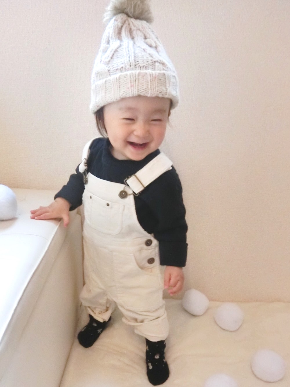 「キッズコーデ、ベビーコーデ、kids、オーバーオール、タートルネック、雪だるま、1歳、男の子、ミリカンパニー、ラブアンドピースアンドマネー(LOVE&PEACE&MONEY)」｜「Love&Peace&Moneyのカラーネップニット帽（ニットキャップ/ビーニー、ホワイト系）」を使った、KOA🐨さん（キッズ・80cm）の秋コーディネートの1枚目の写真