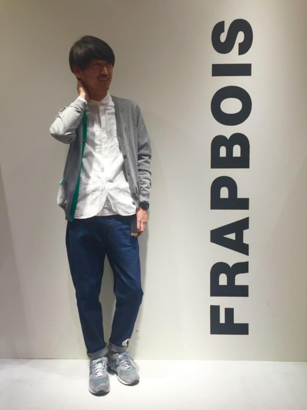 グレー系のカーディガン/ボレロ、ホワイト系のシャツ/ブラウス、ブルー系のデニムパンツを着用したメンズの春コーディネートの1枚目の写真