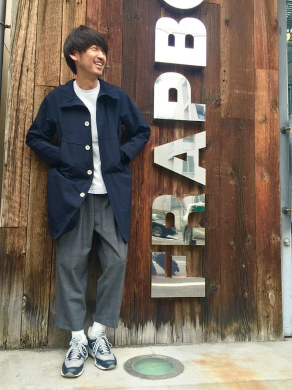 ブルー系のステンカラーコート、その他のTシャツ/カットソー、その他のその他パンツを着用したメンズの春コーディネートの1枚目の写真